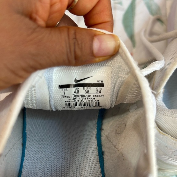 Nike Air Max 270 Cream Sneakers - Picture 6 of 7